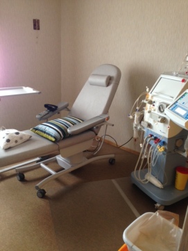 La chambre  du patient a été aménagée chez lui, avec un fauteuil confortable et sa machine de dialyse (Photo Hôpital de Sion)